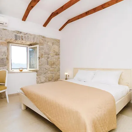 Vakantiehuis Five-bedroom In Lovorno