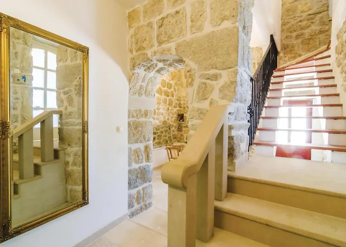 Сasa de vacaciones Five-bedroom In Lovorno