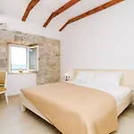 Vakantiehuis Five-bedroom In Lovorno