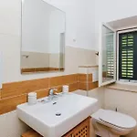 Five-bedroom In Vakantiehuis *