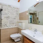 Five-bedroom In Vakantiehuis Lovorno