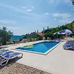 Five-bedroom In *