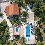 Five-bedroom In Vakantiehuis *