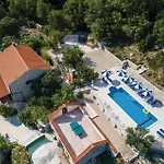 Five-bedroom In Vakantiehuis Lovorno