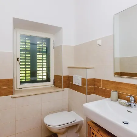 Five-bedroom In בית נופש Lovorno