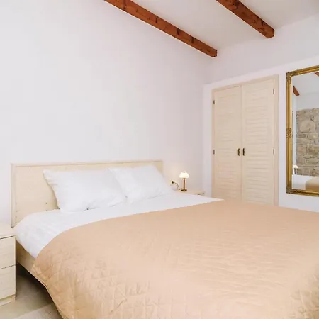 בית נופש Five-bedroom In Lovorno