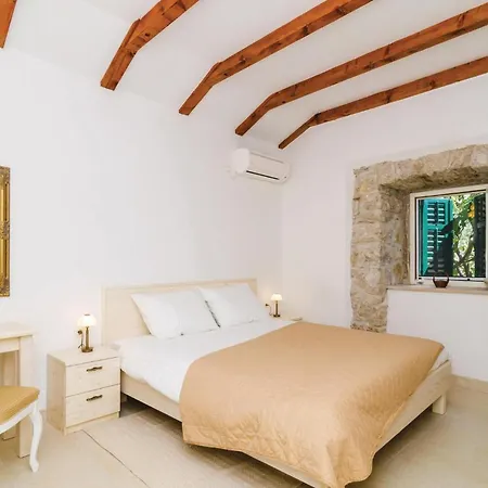 Five-bedroom In * Lovorno