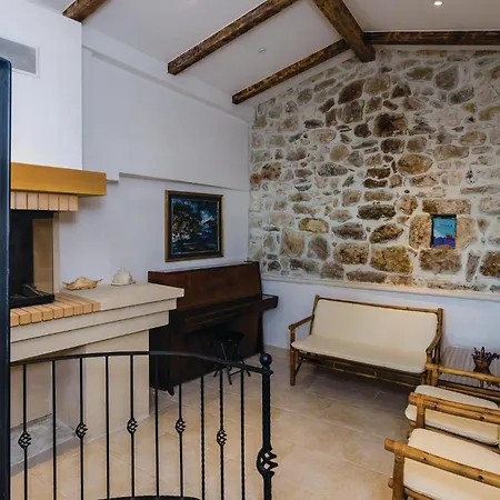 בית נופש Five-bedroom In Lovorno