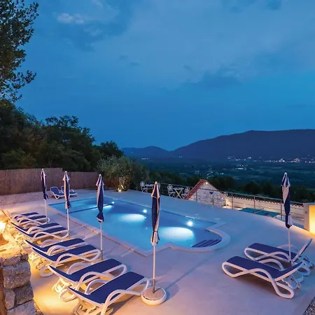 בית נופש Five-bedroom In