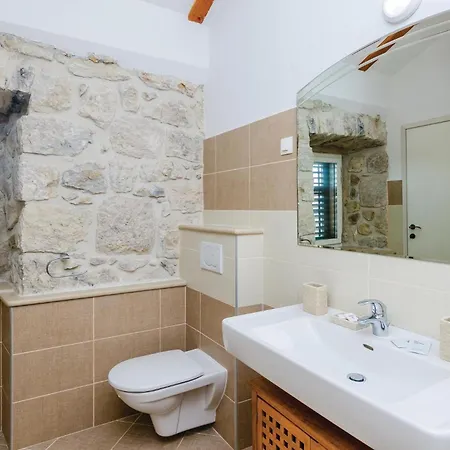 Five-bedroom In בית נופש Lovorno