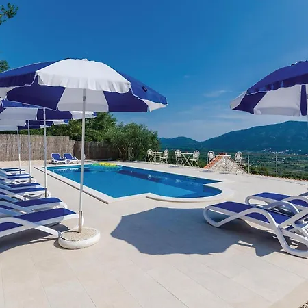 Five-bedroom In * Lovorno