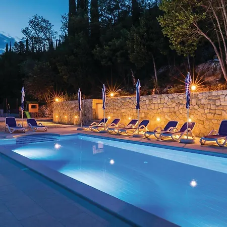 Five-bedroom In בית נופש Lovorno