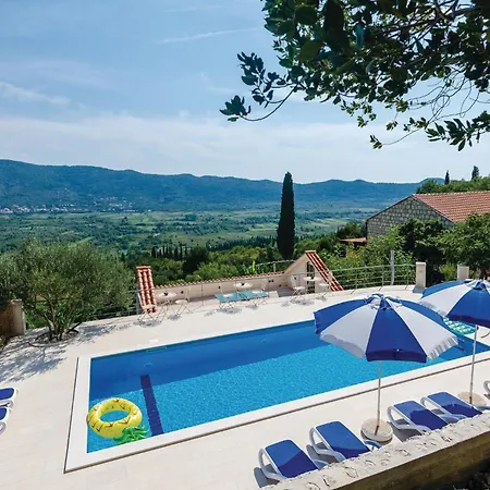 בית נופש Five-bedroom In *