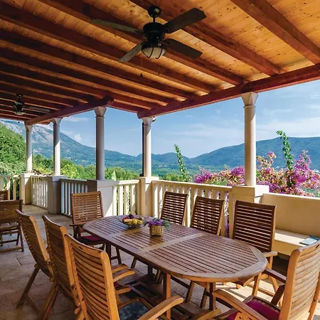 בית נופש Five-bedroom In *