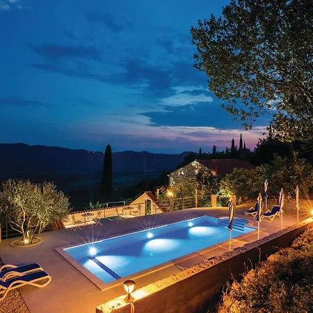 Five-bedroom In בית נופש Lovorno